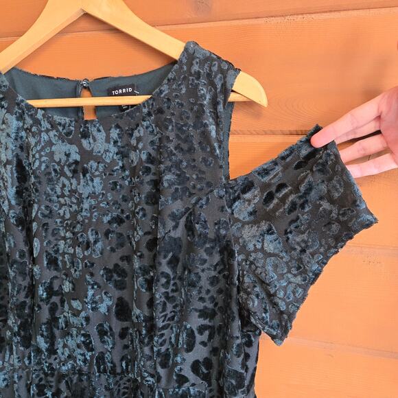 Torrid Green Velvet Burnout Cold Shoulder Skater Dress NWT 2X Stretch Waist - Picture 4 of 5